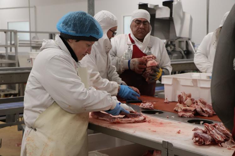 Les bouchers travaillent dès 4 heures du matin pour désosser, parer, valoriser le 5e quartier, etc.