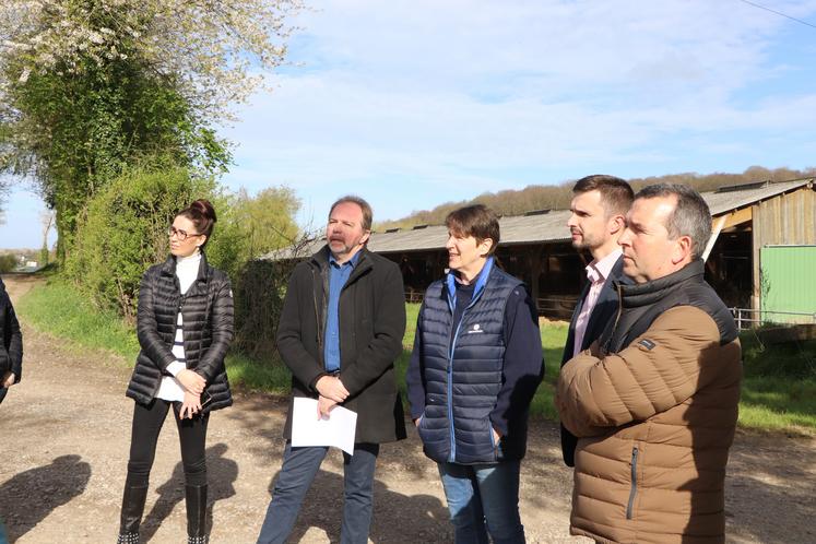 Le sujet de l'entretien des haies a également été évoqué. "On supporte des charges très lourdes, environ 8 000 à 10 000 €/an, sans compter la main-d'œuvre pour nos 25 km", s'exclame Thierry Leroux à l'audience, sans compter la complexité réglementaire.