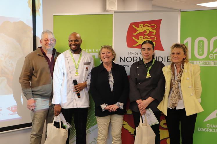 Le binôme gagnant, composé de Dany Dambo et Nolane Marandel, avec Jean-Marie Lenfant (élu CA et Balf), Frédérique Paris (élue de Bernay) et Anne Descamps (proviseure).