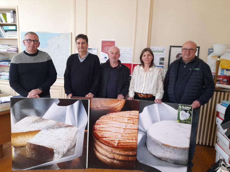 Émilie Fléchard, présidente de l'association des ODG laitiers normands, entourée des présidents des différentes ODG fromagères.