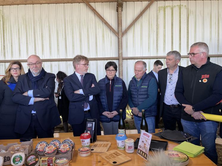 À table, lors du déplacement du ministre de l'Agriculture, Marc Fesneau, dans la zone AOP Camembert de Normandie, il y avait des produits de la fromagerie Réo, dont du camembert AOP de Normandie.