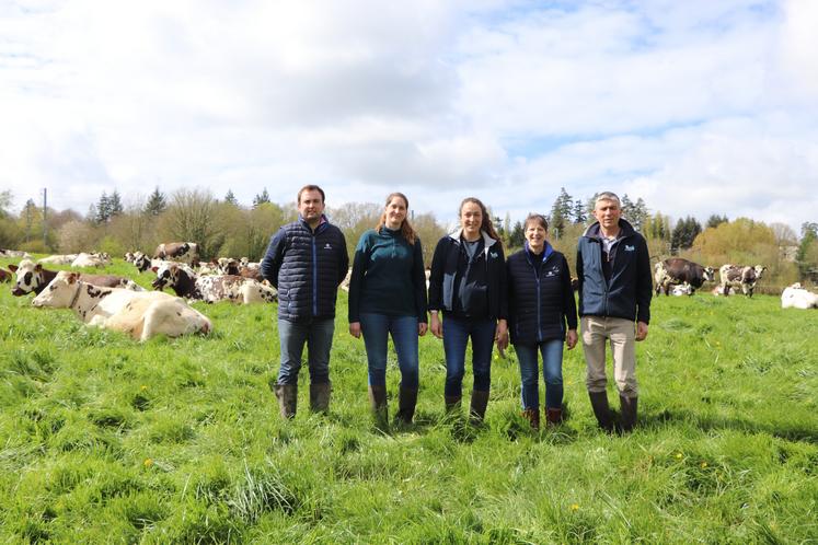 Clément Beltoise, Camille, Emmanuelle, Cécile et Thierry Leroux travaillent main dans la main sur la ferme familiale.