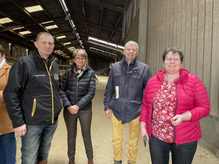 Guillaume et Sonia Martel entourent Véronique Künkel, maire de Le Teilleul et Hervé Agnès, conseiller départemental en charge de l'agriculture.