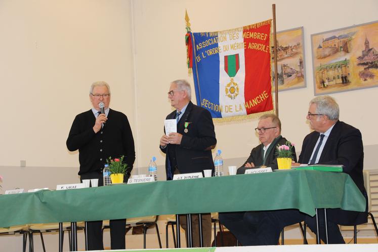 Fernand Lucas, maire adjoint de Montebourg, Guy Tesnière, président de l'Amoma, Jean-Yves Duplenne, président du conseil d'administration du lycée agricole, et Pascal Férey, président de la Chambre d'agriculture de la Manche.