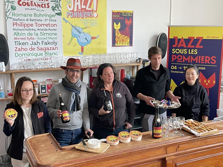 Les producteurs affichent fièrement leurs produits à l'effigie du festival Jazz sous les pommiers qui se déroulera du 4 au 11 mai à Coutances.