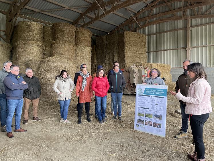 Après des échanges en salle, le groupe d'éleveurs et d'élus s'est déplacé sur l'exploitation de Benoît et Delphine Fontaine à La Meurdraquière.