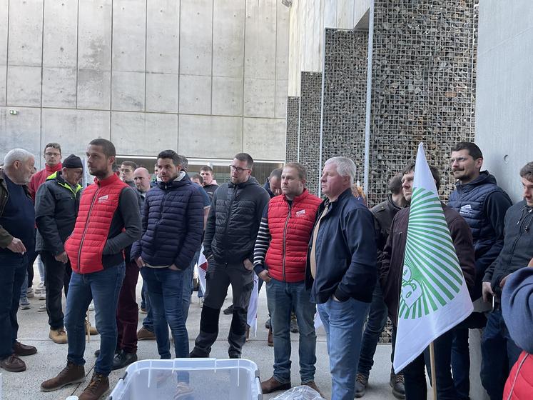 Une quarantaine d'agriculteurs de l'agglomération saint-lois s'est mobilisée devant le Pôle Agglo 21.