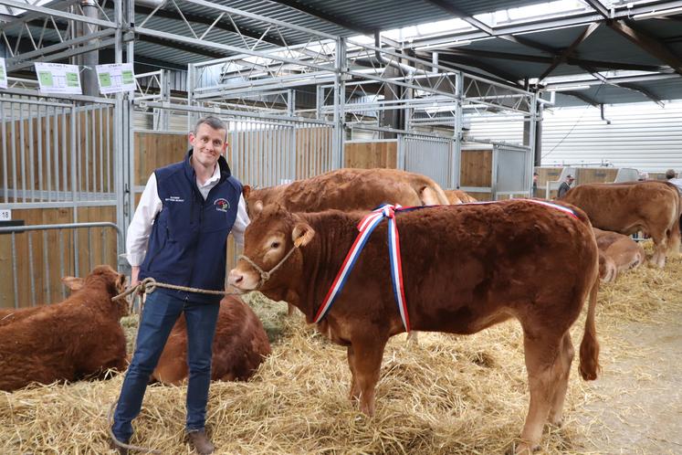 Arnaud Nuttens Bliault a décroché le gros lot avec Utah P (14 mois), laquelle a été nommée championne sans corne, meilleure femelle issue d'IA et meilleur animal du concours, en plus de remporter le challenge de l'espérance femelle. Depuis plus de dix ans, il fait le déplacement à Lisieux. Double actif, il compte 27 à 30 vêlages par an. 