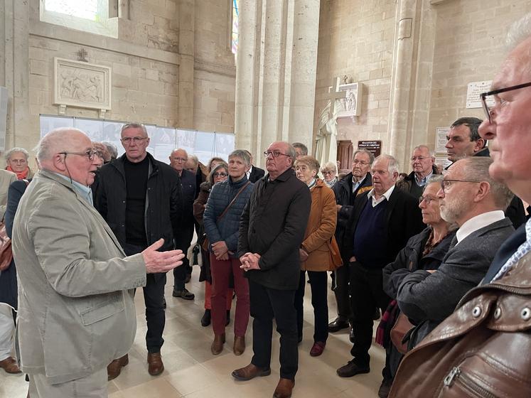 Pour clôturer la journée, les adhérents de l'Amoma ont pu visiter l'abbaye Notre-Dame de l'Etoile, ancien monastère bénédictin du XIᵉ siècle et reconstruit de 1892 à 1933. Un joyau de ce site de Montebourg.