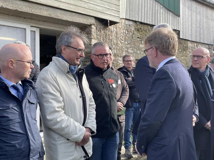 Marc Fesneau, ministre de l'Agriculture, a pu échanger avec différents responsables agricoles dont David Aubrée, président de l'ODG Camembert de Normandie.