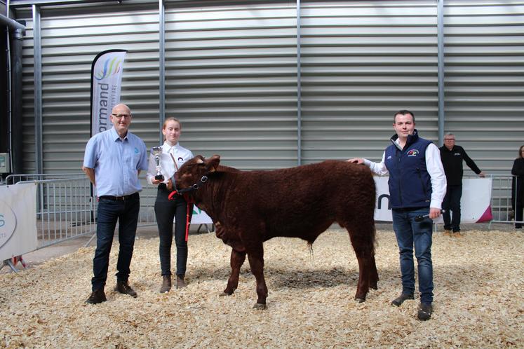 Héloïse Chailloux (15 ans) est la grande championne du concours jeunes présentateurs en race allaitant. Elle pose ici aux côtés des deux juges, Pascal Sauget et Gabriel Fougères. Elle a présenté Univers du Gaec des Menillières (Orne). 