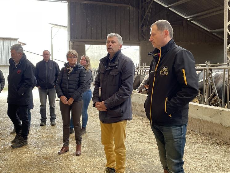 Hervé Agnès, conseiller départemental en charge de l'agriculture, fait désormais la promotion de la politique départementale auprès des éleveurs qu'ils voient sur le terrain ou en assemblée générale comme les éleveurs de Blonde d'Aquitaine le 2 avril dernier.