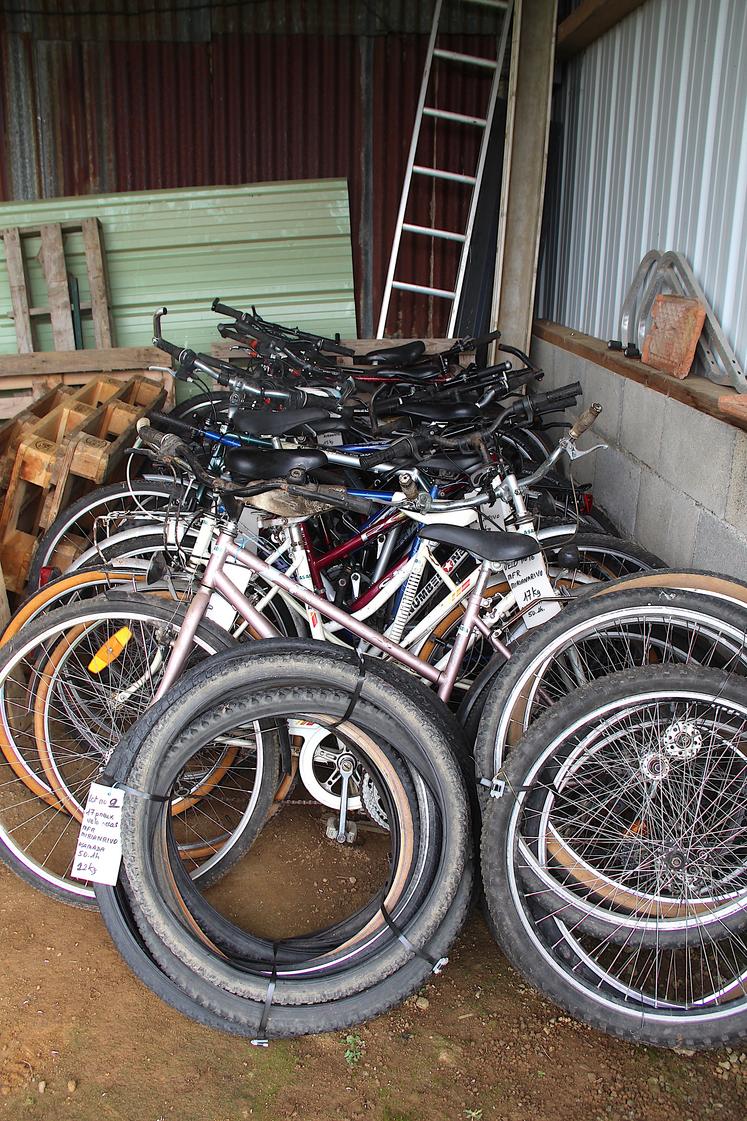 Un stock de vélo prêt à être palettisé. Il faut plier les pédales et le guidon.