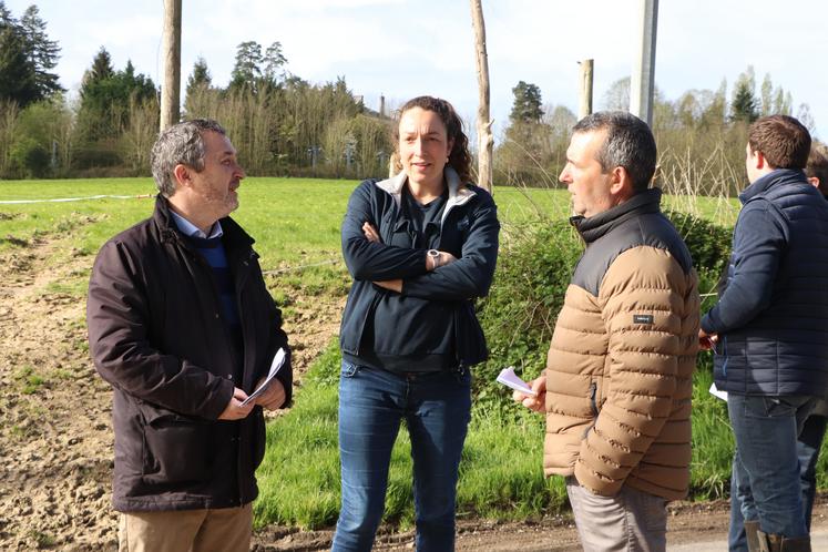 Emmanuelle Leroux (26 ans) a fait état des pratiques d'élevage du Gaec au sous-préfet, Guy Fitzer, et Clément Lebrun, élu CA.