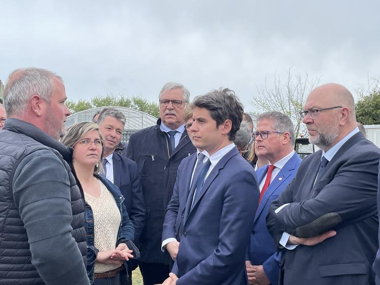 A Bretteville-sur-Ay, Charlène et Thomas Lebreuilly, maraichers bio, ont échangé avec le premier ministre, Gabriel Attal, en présence des responsables agricoles de la Manche.