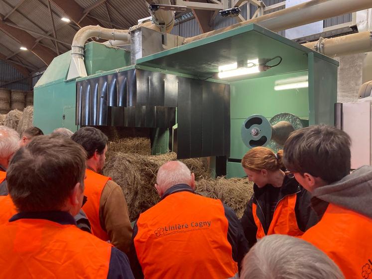 Le groupe a pu visiter le nouveau site de teillage de la Coopérative linière Cagny, au sud de Caen. Il se compose de deux lignes de teillage et d'une ligne d'étoupe.