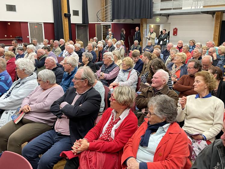 De nombreuses personnes avaient fait le déplacement à la conférence sur le dérèglement climatique à Sartilly le 24 mai dernier.