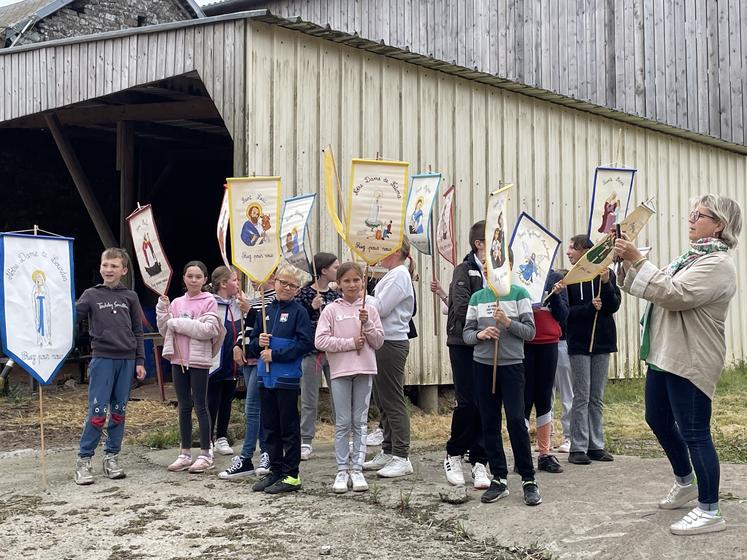 C'est à vélo que les 18 jeunes de l'école Notre-Dame de Cérences sont venus à la Fête des Rogations avant de repartir vers l'exploitation de Germain Fontaine, toujours à vélo.