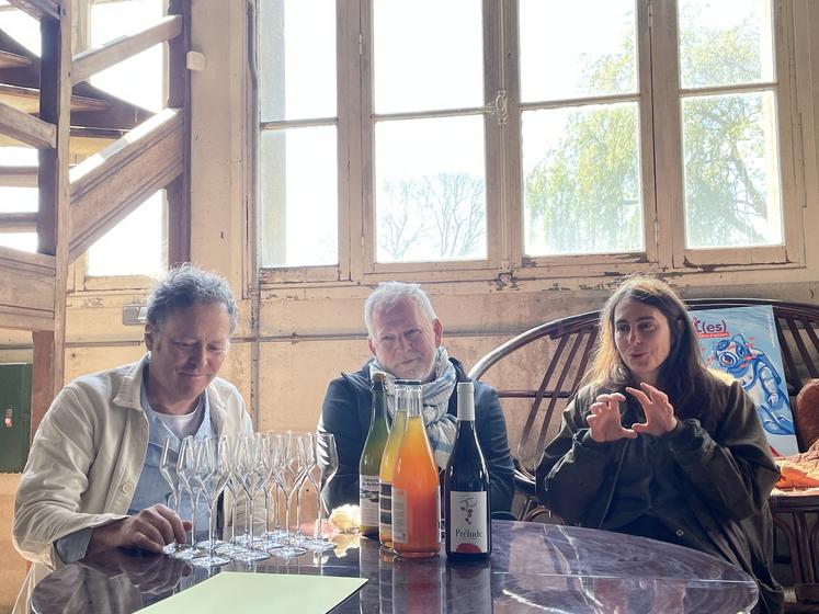 Dominique Hutin, Jean-François Hurth et Keda Black, chevilles ouvrières du Salon Extra Brut(es) qui regroupent ciriers et vignerons à Regnéville-sur-Mer.