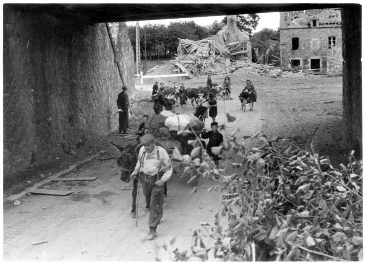 Le Débarquement et la Bataille de Normandie ont causé la mort de 20 000 civils en Basse-Normandie, dont 8 000 dans le 14. Réf. Réfugiés normands quittant une ferme prise sous le feu de l'artillerie anglaise, 1944. Cliché : Agence Fama. AD14, 10Fi/3 (n° 278)