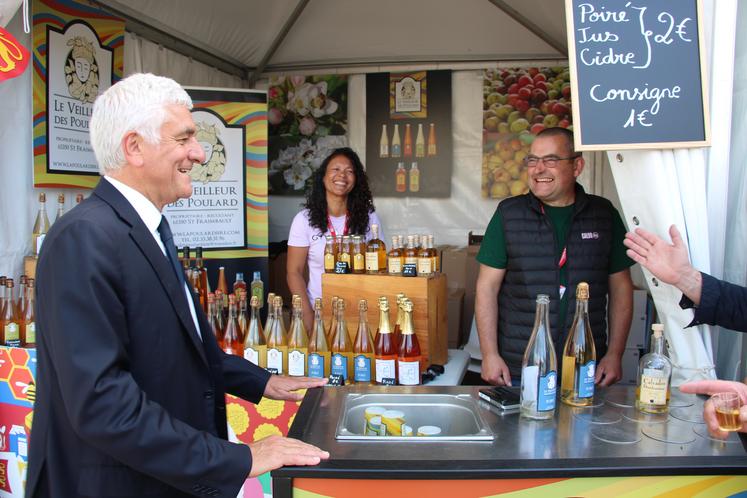 Hervé Morin, président de la Région, était de la partie pour ouvrir la deuxième édition du marché normand.