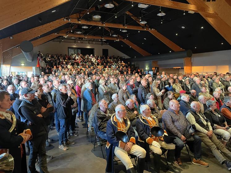 En réunion publique à Saint-Sauveur-Villages, Jean Lassalle et Willy Schraen ont été accueillis par plus de 350 personnes.