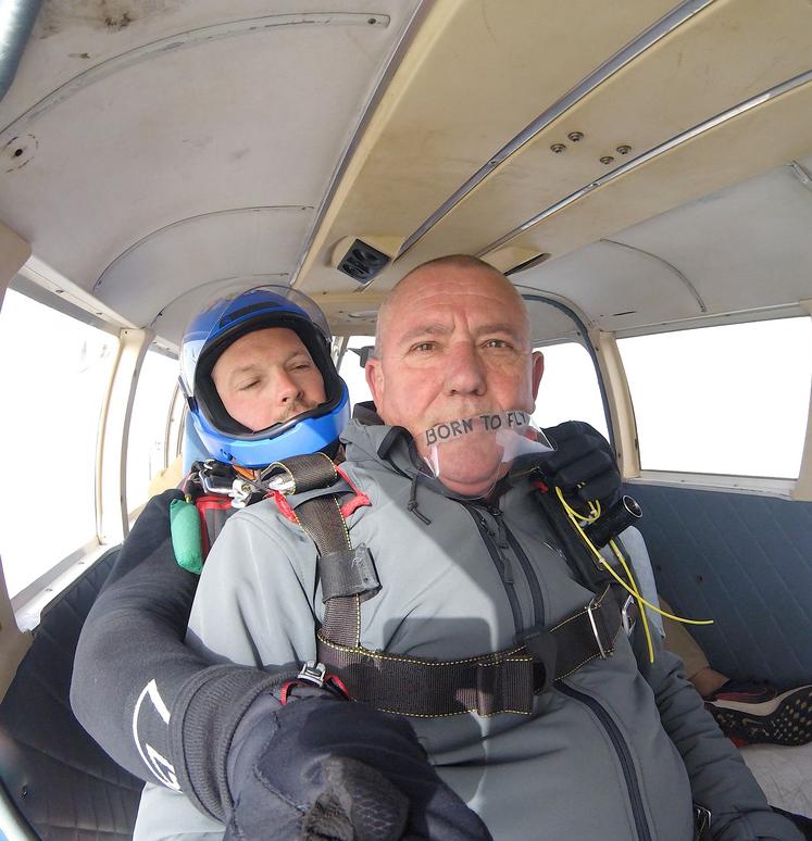 Une vingtaine de minutes dans un avion sans porte. Juste le temps de se demander ce que l'on fait là.