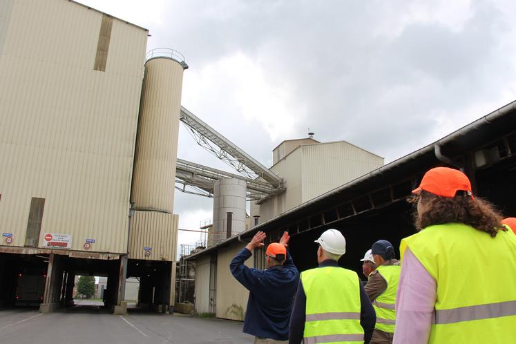 La dizaine d'éleveurs manchois s'est laissée guider lors d'une visite de l'usine Sanders, jeudi dernier.