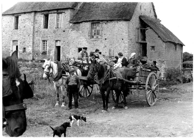Lors des bombardements, de nombreuses familles se sont réfugiées dans les fermes. Réf. "Évacuation de familles normandes dans les fermes", 1944. AD14, 10Fi/3 (n° 243)