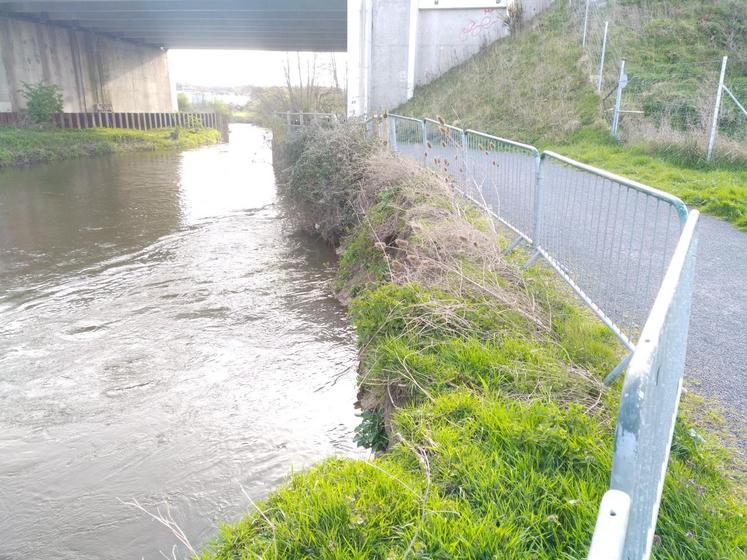 L'actuelle piste cyclable de Pont-l'Évêque, près du lac, est devenue dangereuse suite à l'érosion des terres. "Elle est impraticable", commente l'association qui craint un sort similaire si la voie verte en bord de Touques voyait le jour.