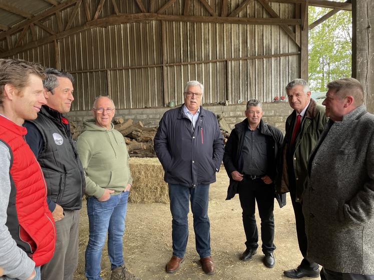 Après avoir été dans les marais, Jean Lassalle et Willy Schraen ont fait escale dans l'exploitation de Marc Lecoustey, qui est en phase de transmettre son outil en janvier prochain.