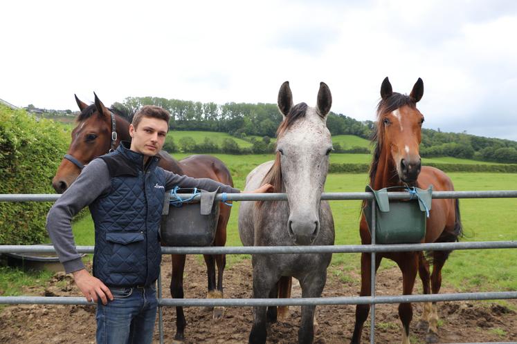 Valentin Flajolet a travaillé pendant dix ans dans le milieu équin. En arrivant sur la ferme, il a mis en place la pension de chevaux.