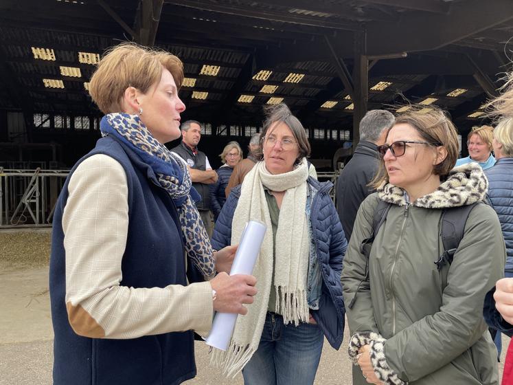 Catherine Faivre-Pierret, présidente de la commission agricultrices de la FNSEA, avec Florence Goron, présidente de la commission de la FDSEA de la Manche, a échangé avec les professeurs des écoles.