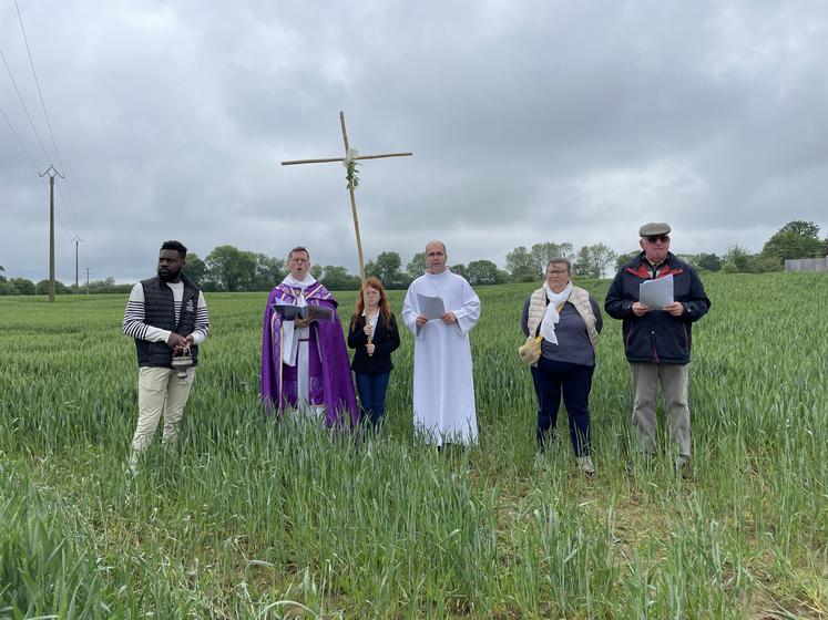 Un des derniers temps forts de la procession a été la bénédiction du blé, élément nécessaire pour faire "du pain, fruit de la terre et du travail des hommes", rappelle le prêtre.