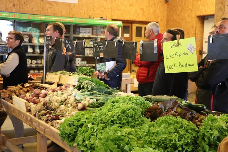 Le magasin à la ferme est pris d'assaut par des clients réguliers.