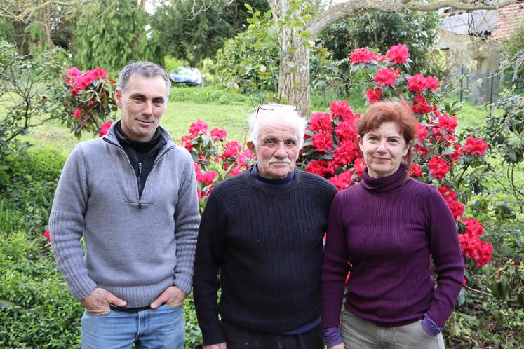 Sébastien, Bernard et Séverine Aubry œuvrent au sein de l'association pour la protection de l'environnement de la vallée de Saint-Julien-sur-Calonne. Ils militent pour empêcher la construction d'une voie verte.