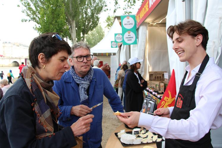 Le public a pu goûter à de nombreuses spécialités comme le camembert ou le cidre normand.