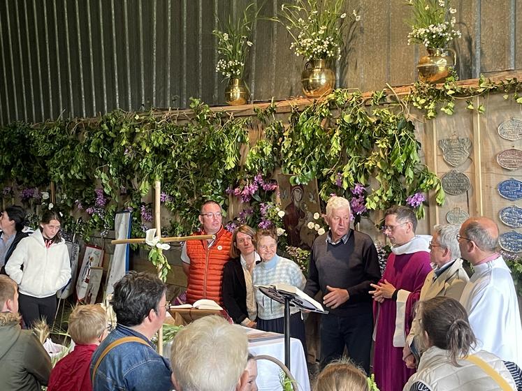 Après la procession, le rendez-vous était donné chez Daniel et Françoise Moricet pour la célébration au cours de laquelle de multiples offrandes ont été apportées.