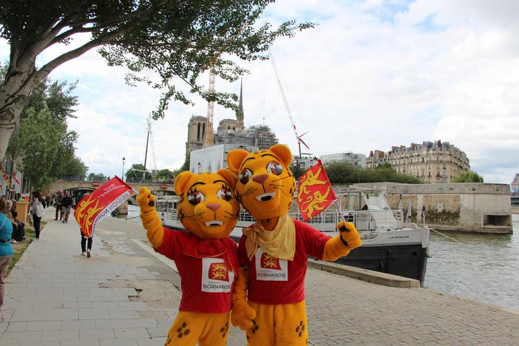 Les léopards normands ont débarqué sur les quais de Seine, non loin de la cathédrale Notre-Dame de Paris, avec une panoplie de produits locaux.