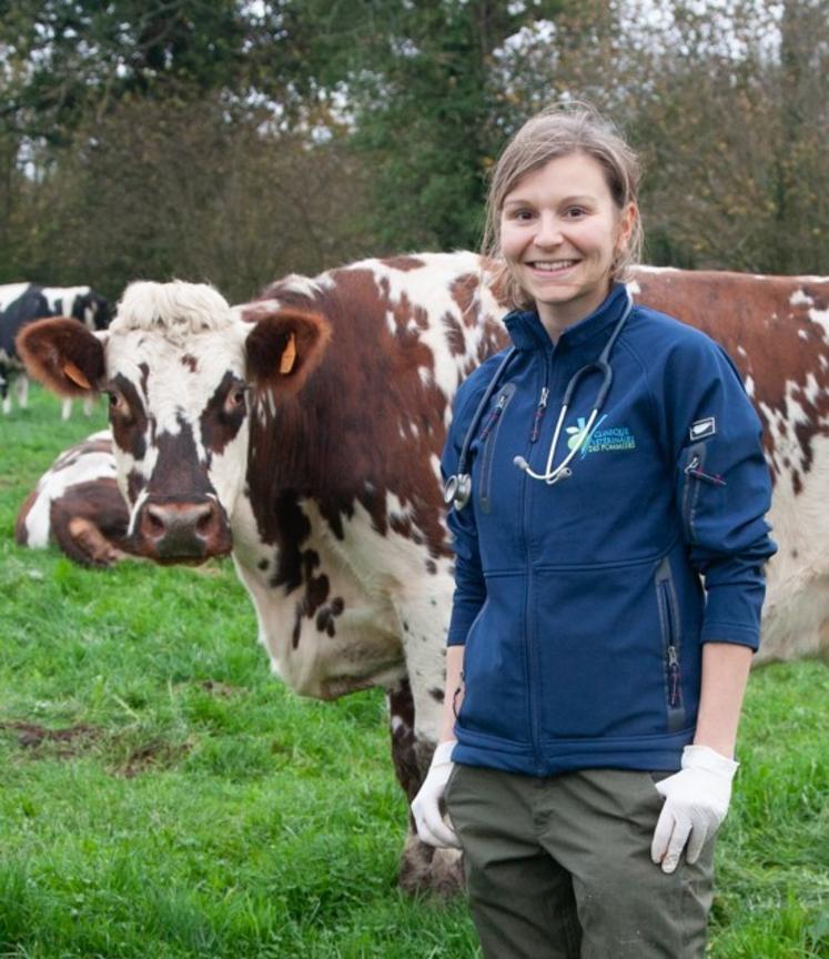 Juliette Chauvet, vétérinaire à Coutances depuis 2020, a développé sa passion pour la pratique dans les fermes.
