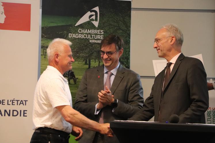 François Foucault (Briouze) a fait le déplacement. L'éleveur a vécu un véritable marathon en emmenant la vache égérie 2024, la Normande Oreillette. Un challenge salué par Sébastien Windsor et Jean-Benoît Albertini.