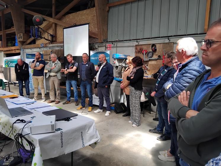 À l'inauguration du nouveau bâtiment couvert de panneaux photovoltaïques le 31 mai, élus et responsables agricoles dont Jean-François Tapin, président des Cuma de la Manche, étaient présents.