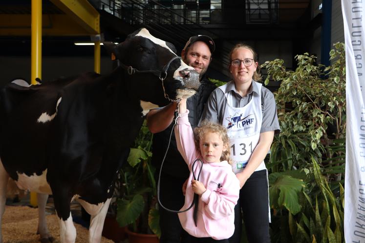 Quentin et Barbara Lelimousin de l'EARL Les P'tites Normandes (Calvados - La Cambe), fidèles au rendez-vous avec leur fille. Ils ont remporté un premier prix de section et le prix de réserve de la championne avec HN Navida.