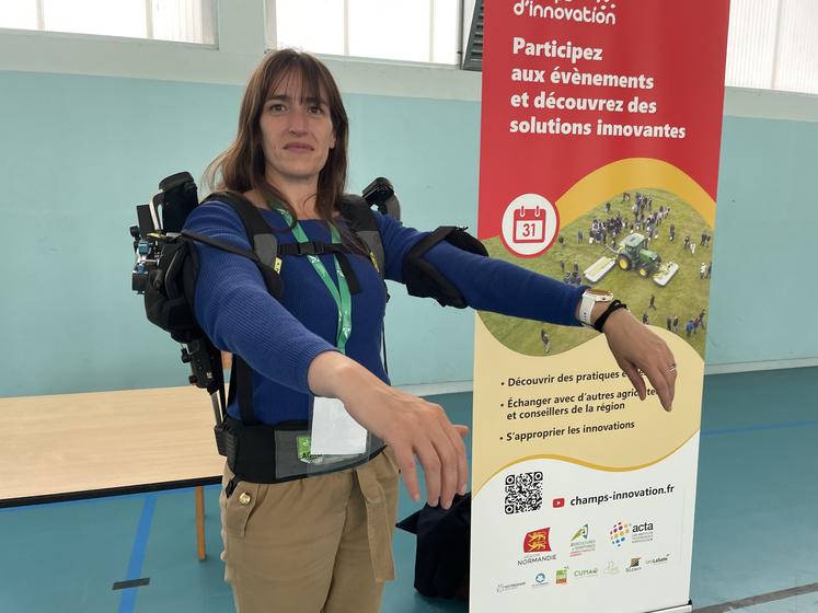 L'exosquelette dédié à la salle de traite présenté par Céline Collet, chargée de mission à la CRAN.