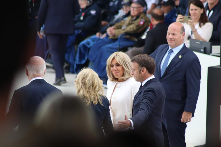 Le chef de l'État était accompagné de la Première dame, Brigitte Macron, pour assister aux diverses cérémonies en hommage aux vétérans et soldats ayant œuvré pour la paix.