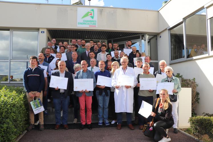 Plusieurs lauréats, parmi les 127 médaillés 2024, ont pris place, lundi 10 juin 2024, sur le perron de la Chambre d'agriculture de Normandie à Caen.