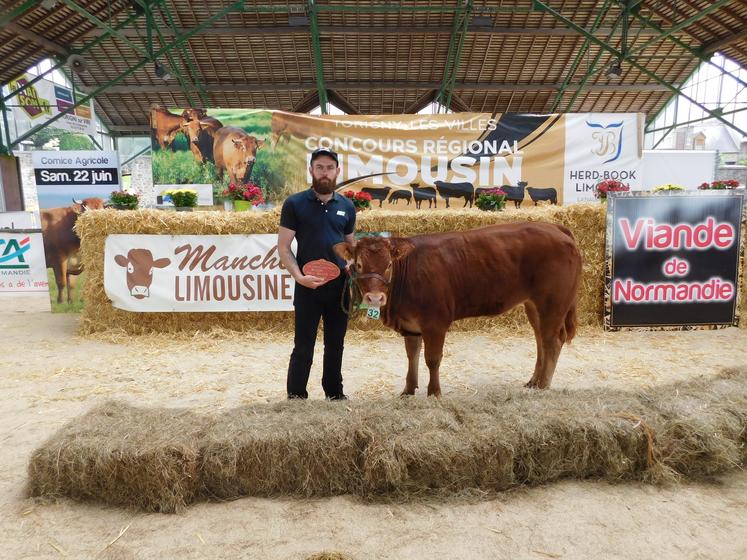 Sébastien Vasseur, du Gaec des Picards (Orne) participait à son 1er concours régional. Il remporte le 1er prix "meilleur développement musculaire femelle" avec Ussy, née sur l'exploitation en septembre dernier. 