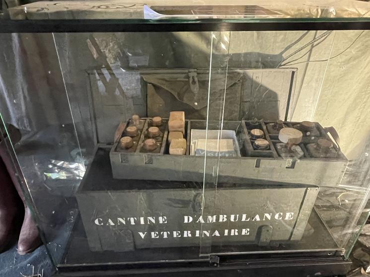 La cantine d'ambulance vétérinaire, au contenu identique à la Première guerre comme à la Seconde guerre mondiale, hormis la couleur.