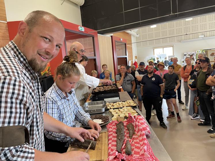 Parler de chevreuil sans le déguster, c'était impossible. Danny Frigot et Emmanuel Marie ont chacun à leur manière fait découvrir leurs recettes qui ont égayé les papilles des visiteurs.