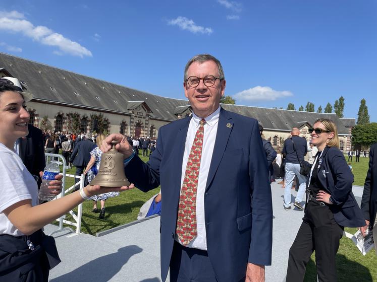 La première cloche de la liberté, créée à la Fonderie Cornille-Havard de Villedieu-les-Poêles, a été remise au président de la République, par Jean Morin.